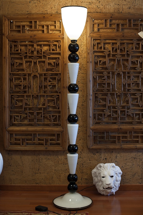 Lampada da terra in vetro di Murano bianco latte e nero.