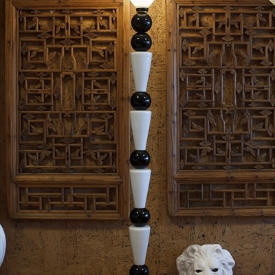 Lampada da terra in vetro di Murano bianco latte e nero.