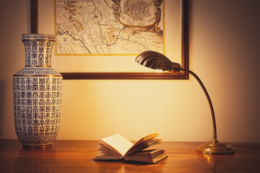 Lampada da scrivania a conchiglia in ottone .