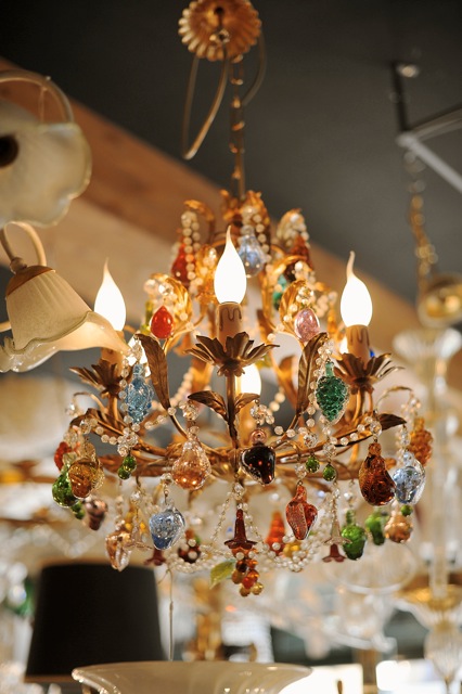 Lampadario in ferro battuto con frutta in vetro di Murano.