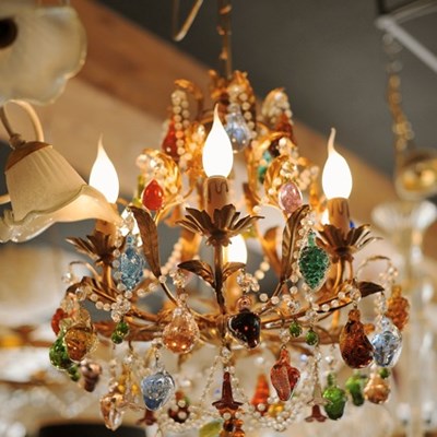 Lampadario in ferro battuto con frutta in vetro di Murano.