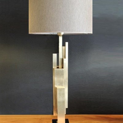 Lampada modello City Sky Scraper in ottone vintage satinato. 