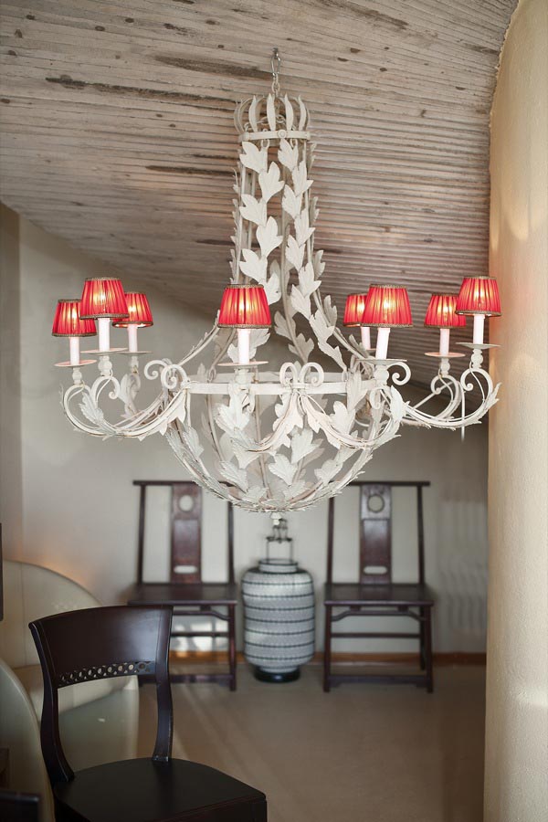 Lampadario in ferro battuto bianco