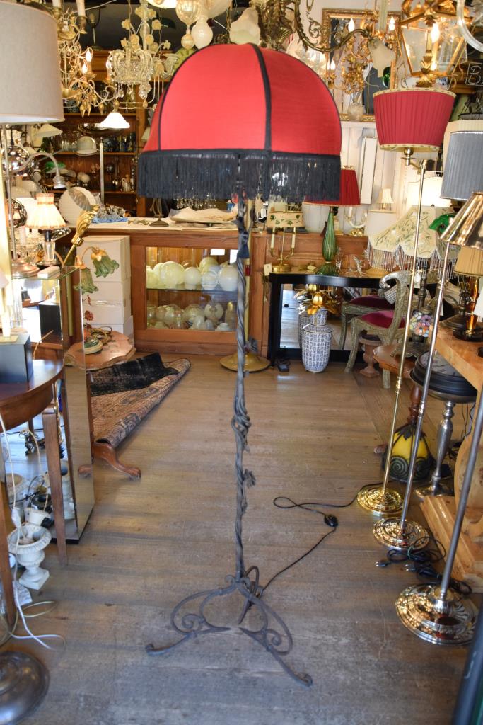 Lampada in ferro battuto liberty 