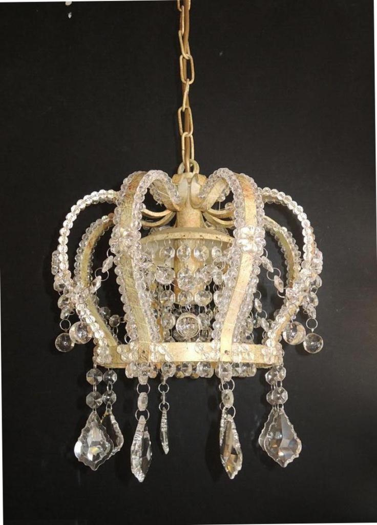 Lampadario a forma di corona.