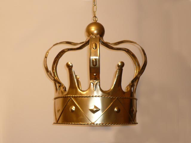 Lampadario a forma di corona in ferro dorato.