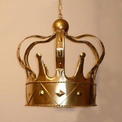 Lampadario a forma di corona in ferro dorato.