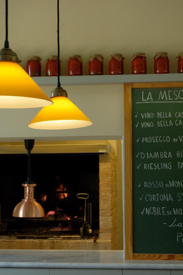 Lampada a soffitto con vetro giallo ambra.