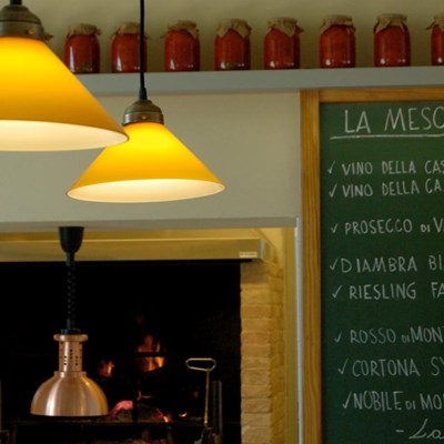 Lampada a soffitto con vetro giallo ambra.