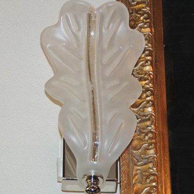 Applique foglia in vetro satinato.