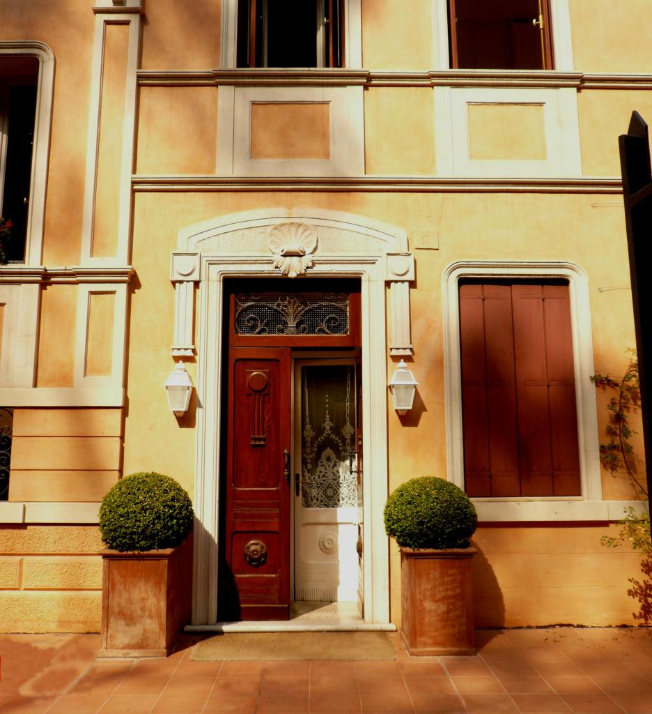 Mezza lanterna in metallo bianco.