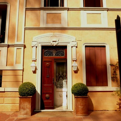 Mezza lanterna in metallo bianco.