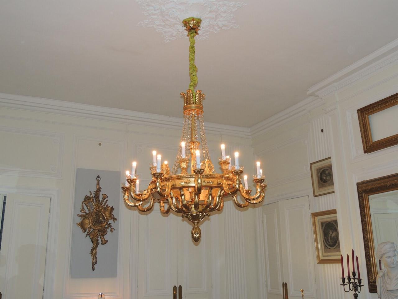 Lampadario in legno intagliato dorato.