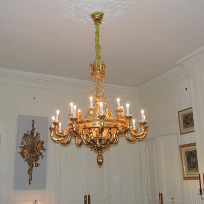 Lampadario in legno intagliato dorato.