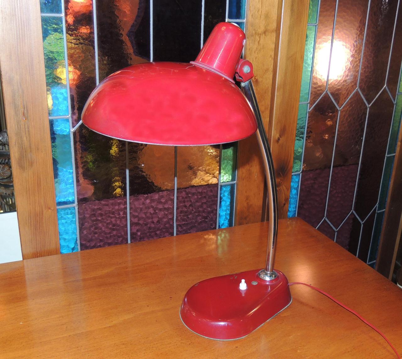 Lampada da scrivania in metallo smaltato.