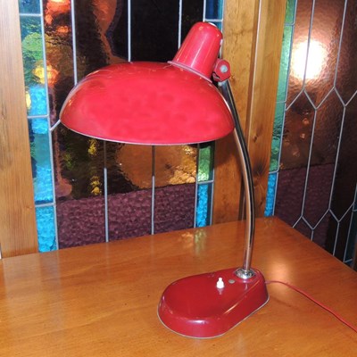 Lampada da scrivania in metallo smaltato.
