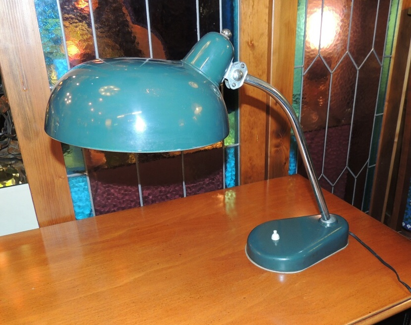 Lampada da scrivania in metallo smaltato verde.
