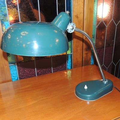 Lampada da scrivania in metallo smaltato verde.