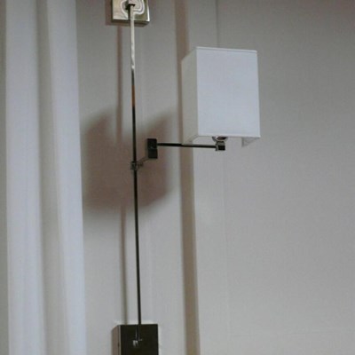 Lampada a parete doppio snodo a sezione quadra saliscendi.