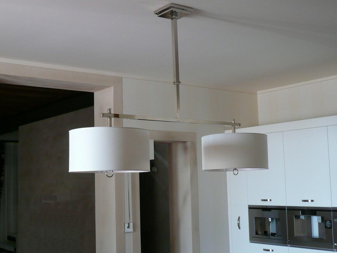 Lampadario doppio a sezione quadra.