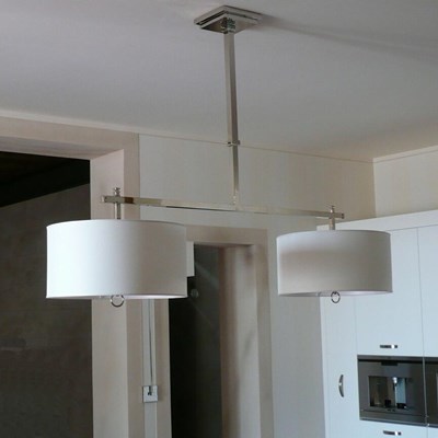 Lampadario doppio a sezione quadra.