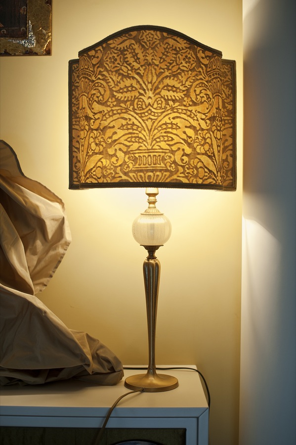 Lampada da tavolo in ottone finitura oro vecchio 