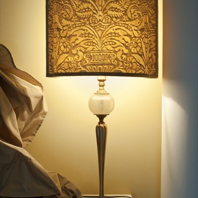 Lampada da tavolo in ottone finitura oro vecchio 