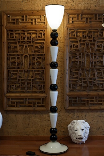 Lampada da terra in vetro di Murano bianco latte e nero opalino.