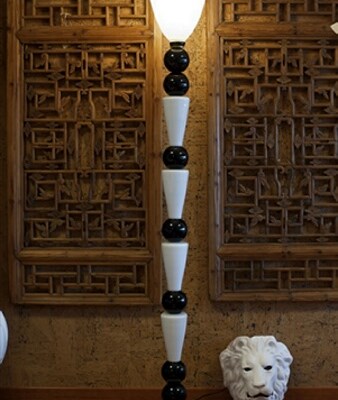 Lampada da terra in vetro di Murano bianco latte e nero opalino.