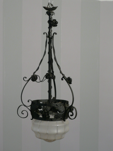 Lampadario in ferro battuto.
