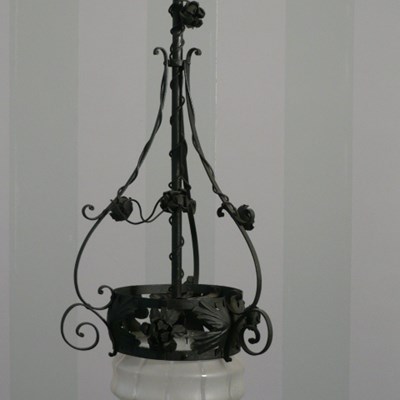 Lampadario in ferro battuto.