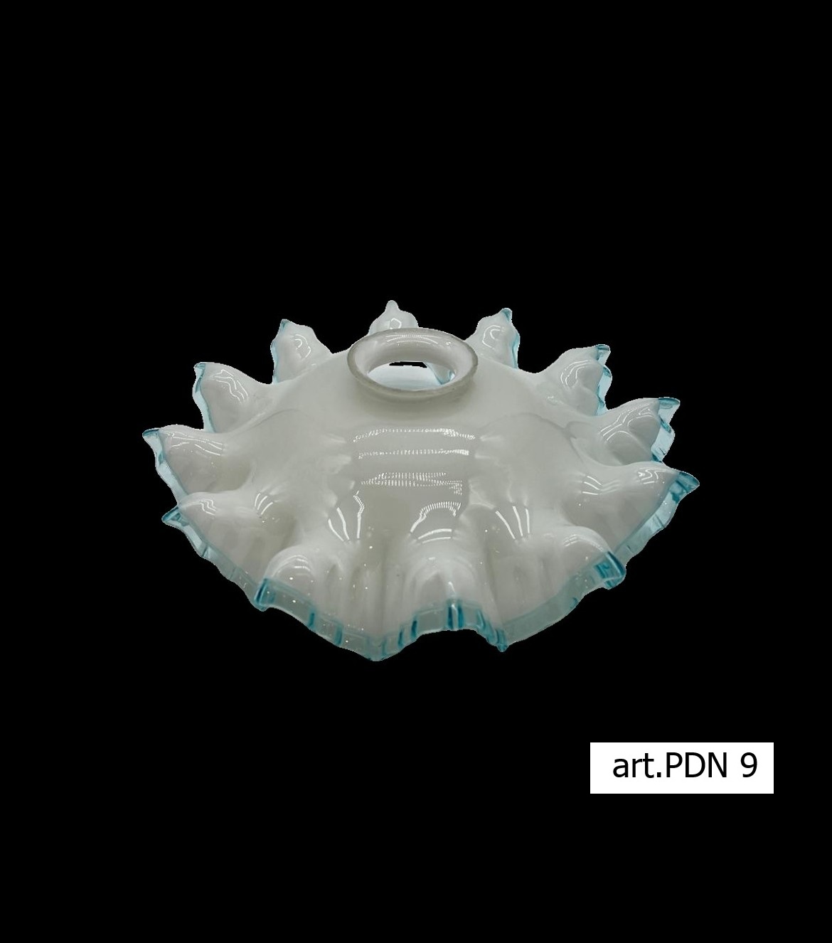 Piattino Della Nonna in vetro opalino biancolatte e bordo azzurro pallido art. PDN 9.jpg