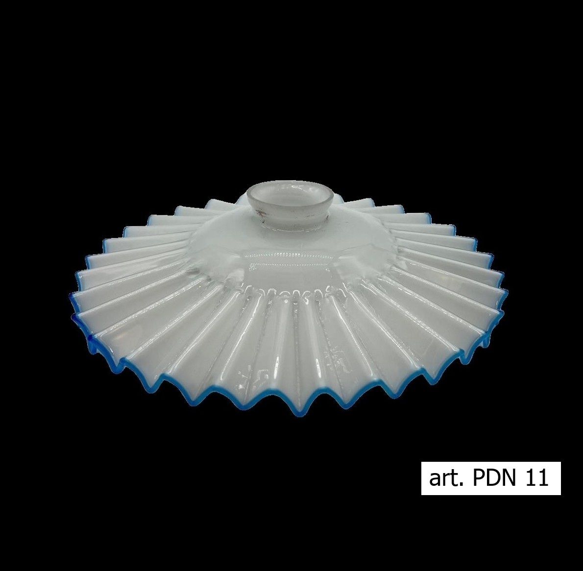 Piattino Della Nonna in vetro opalino biancolatte plisettato bordo blu art. PDN11